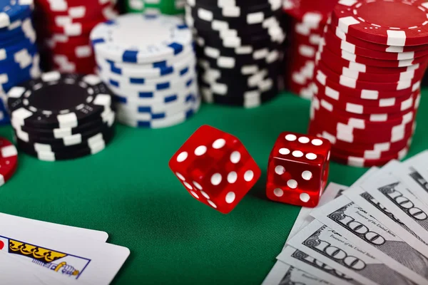 Fallende Pokerwürfel — Stockfoto