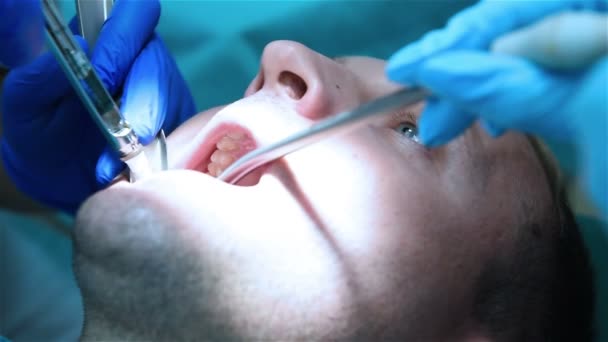 Dentiste faisant l'injection d'anesthésique — Video