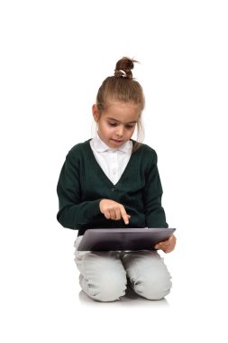 tablet ile küçük kız