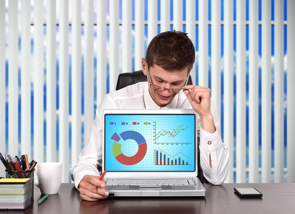 Geschäftsmann mit Laptop — Stockfoto