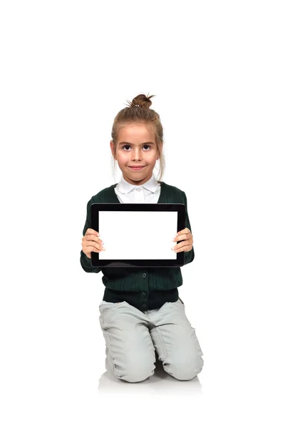 Kleines Mädchen mit leerem Touchpad — Stockfoto