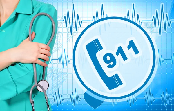 Femme médecin et 911 symbole — Photo