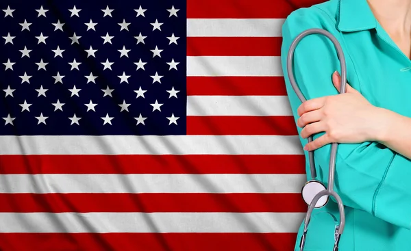 Médico fêmea e bandeira dos EUA — Fotografia de Stock
