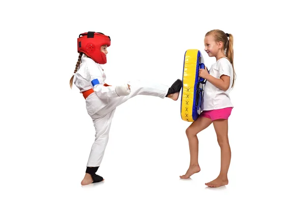 Karate-Mädchen erfüllt Tritte — Stockfoto