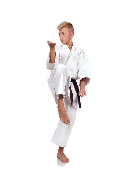 Niño entrenamiento karate — Foto de Stock