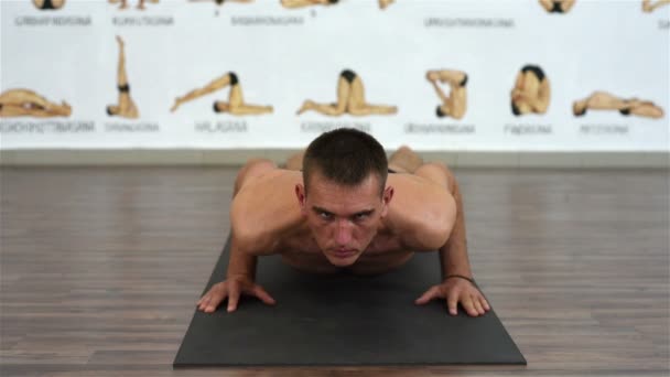 Hombre mostrando postura de yoga — Vídeo de stock