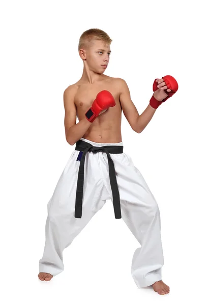 Мальчик в красных перчатках тренируется карате — стоковое фото