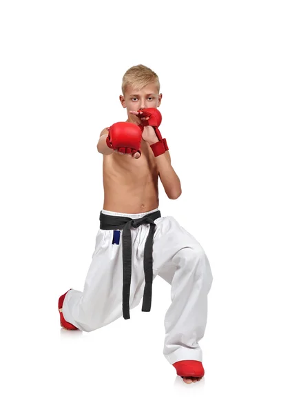 Junge macht Karate-Punsch — Stockfoto