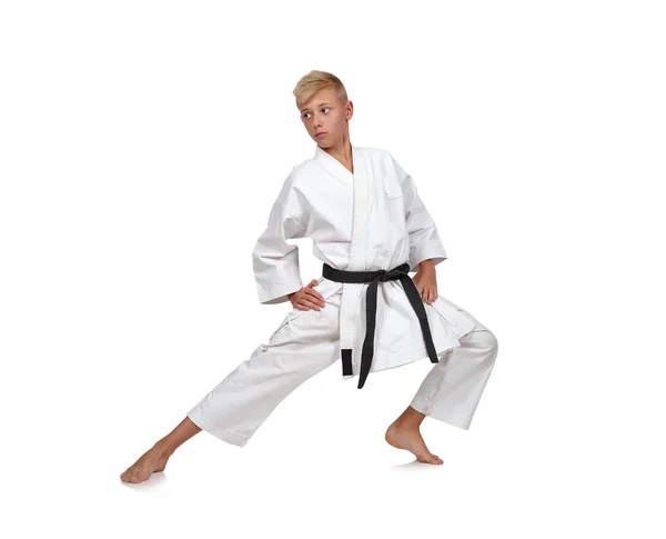 Karate-Junge im weißen Kimono kämpft — Stockfoto