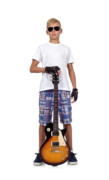 Rocker boy avec guitare sur fond blanc — Photo