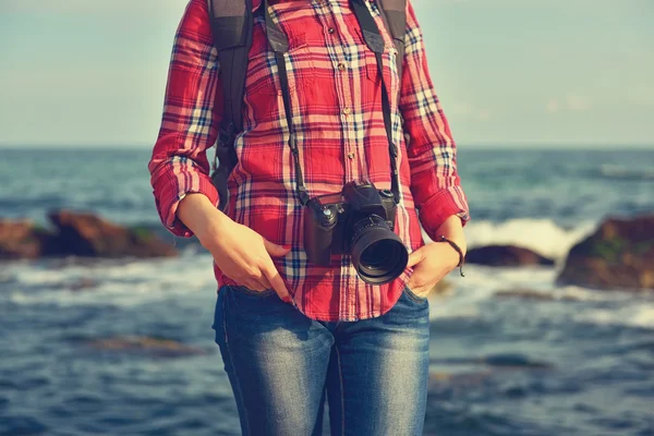 Hipster flicka med kamera — Stockfoto