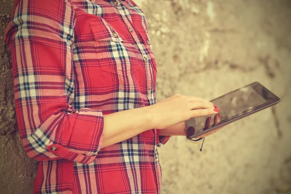 Mulher com tablet pc — Fotografia de Stock