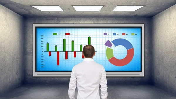 Бизнесмен смотрит на биржевой график — стоковое фото