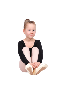 Küçük kız bacak bacak bacak üstüne atmış, elleri dizlerinin üzerinde oturuyor, siyah mayo giyiyor, şeffaf bir arkaplanda soyutlanmış..