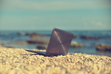 Sahil üstünde laptop