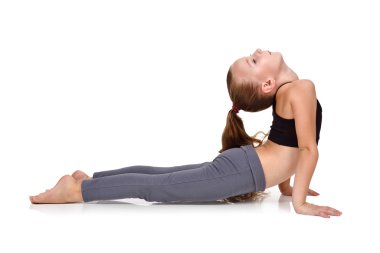 küçük kız yoga egzersizleri yapıyor