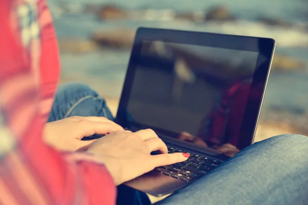 Meisje hipster die op laptop werkt — Stockfoto