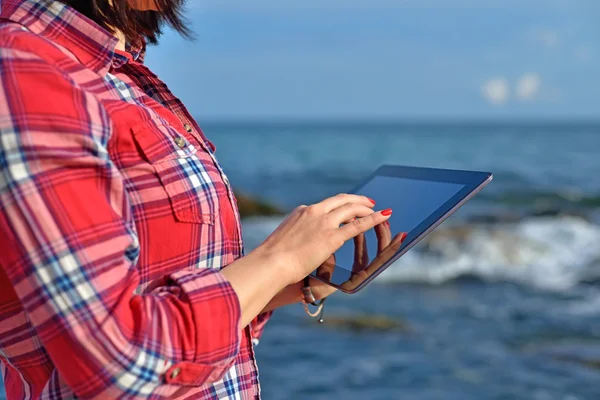 Meisje met digitale tablet — Stockfoto