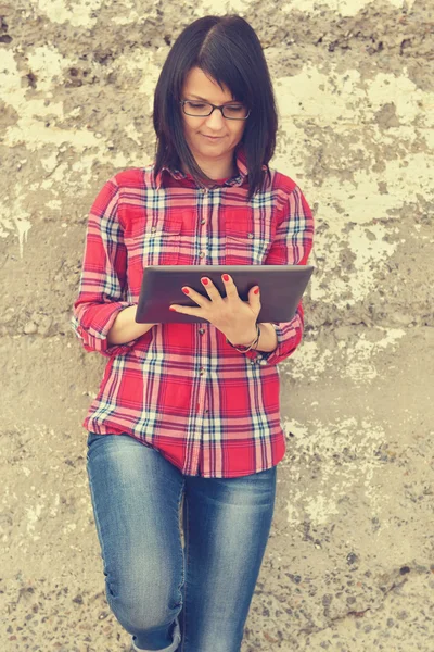 Γυναίκα με ψηφιακή tablet pc — Φωτογραφία Αρχείου