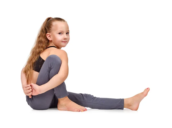 Barnen gör yogaövningar — Stockfoto