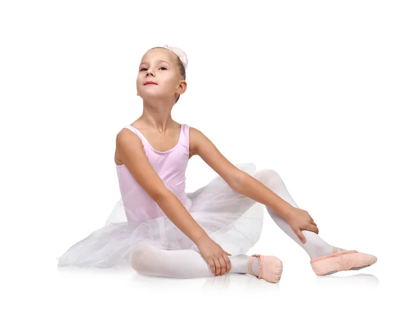 Lilla ballerina sitter på golvet — Stockfoto