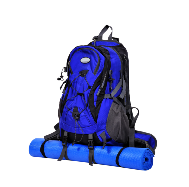 Yuvarlak uyku paspası takılı büyük mavi dağcılık sırt çantası ve birden fazla kayış görünür, dik, şeffaf arka planda izole edilmiş. Yürüyüş ekipmanları ve açık hava seyahat ekipmanları kavramı.