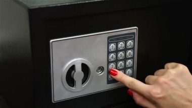 Kasada para koyarak kadın eli