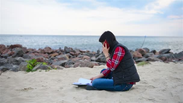 Mujer hablando por teléfono — Vídeos de Stock