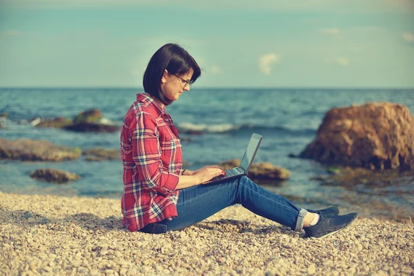 Menina hipster com notebook — Fotografia de Stock