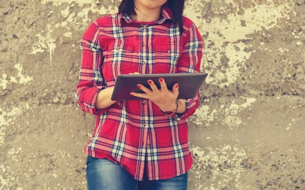 Meisje met digitale tablet-pc — Stockfoto