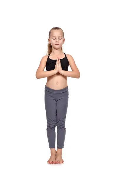 Kleines Mädchen macht Namaste — Stockfoto