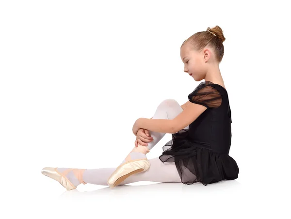 Pequena bailarina sentada no chão — Fotografia de Stock