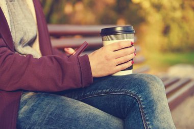 Ellerin kahve bardağını tutuyor.