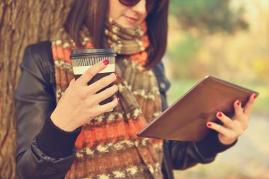 Dijital tablet ile kız