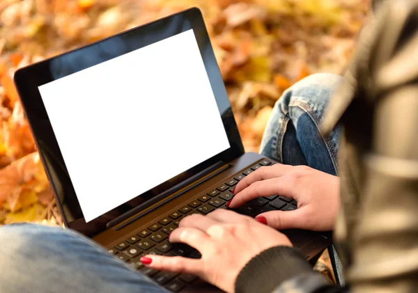 Vrouw in het park met laptop — Stockfoto