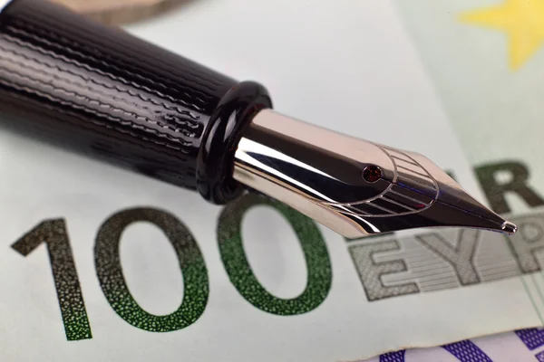Banconote in euro e penna a inchiostro — Foto Stock