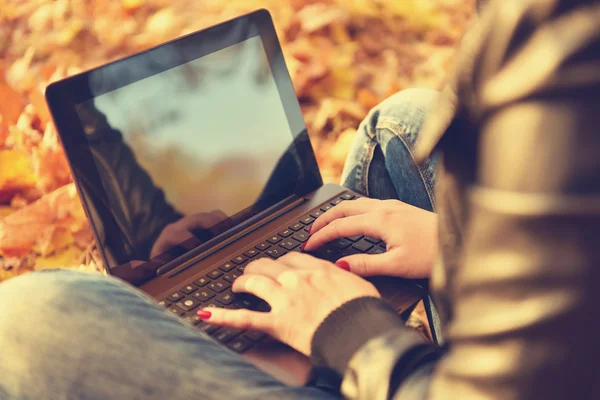 Vrouw met laptop — Stockfoto