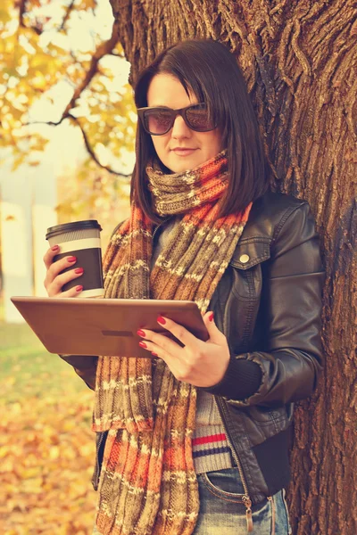 Menina com café e tablet digital — Fotografia de Stock