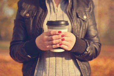 Kız holding kahve Kupası