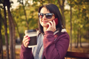 Kız telefonda konuşuyor.