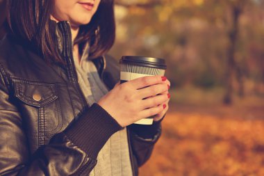 hippi kız holding kahve Kupası