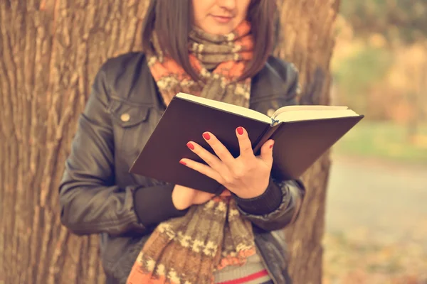 Hipster meisje het lezen van een dagboek — Stockfoto