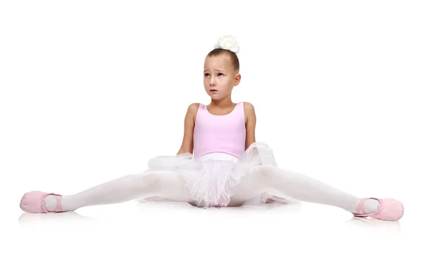 Балерина в пачке сидит на полу — стоковое фото
