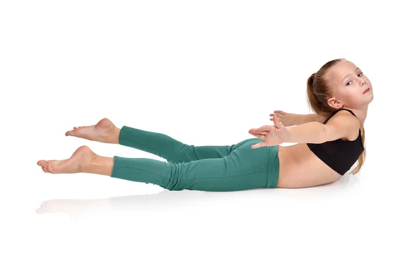 Flickan gör yogaövningar — Stockfoto