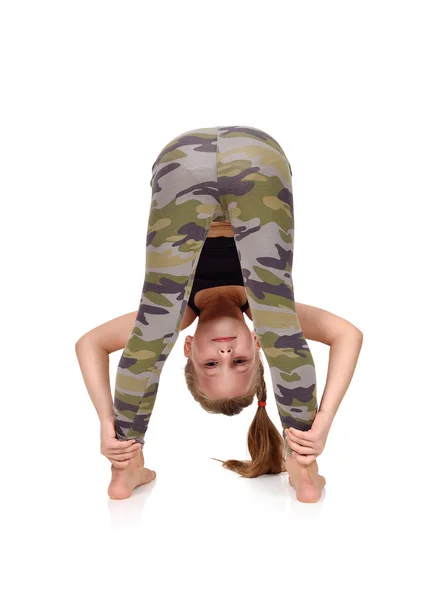 Aktives kleines Mädchen macht Yoga-Übungen — Stockfoto