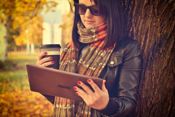 Meisje met koffie en Tablet PC — Stockfoto