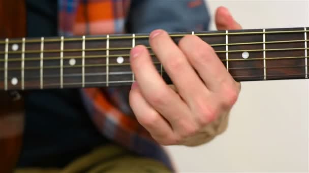 Guitarrista tocando en la guitarra acústica — Vídeos de Stock