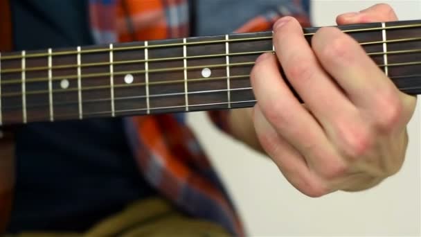 Homem tocando na guitarra acústica — Vídeo de Stock