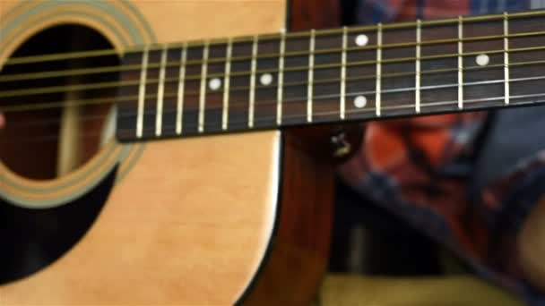 Spela på gula akustisk gitarr — Stockvideo