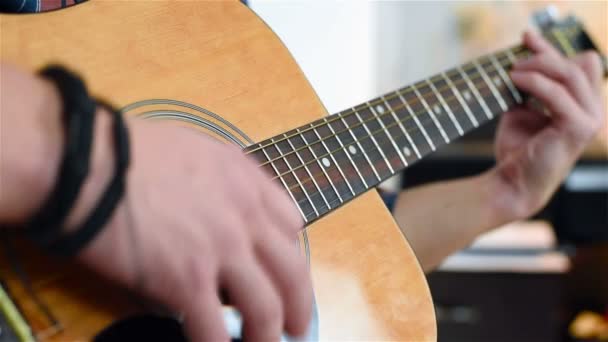 Hombre tocando en una guitarra clásica — Vídeos de Stock